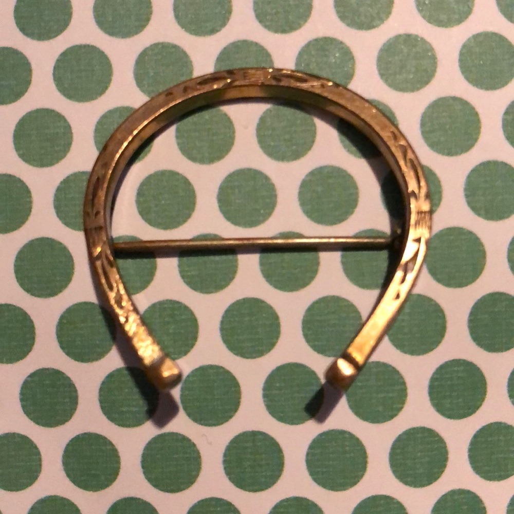 Vintage etched horseshoe brooch...solid gold TOP only